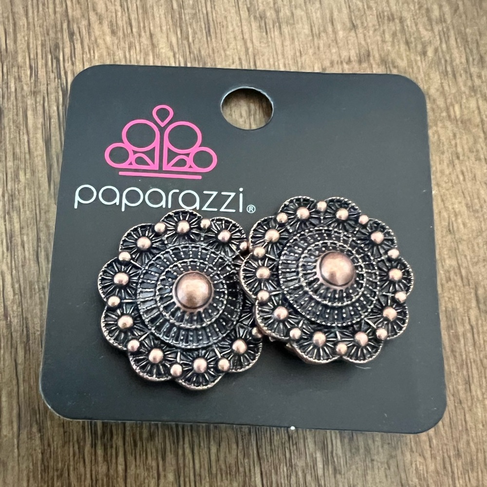 🇺🇸$3🇺🇸 Paparazzi Rose Copper Tone Floral Medallion Clip On Earrings NWT